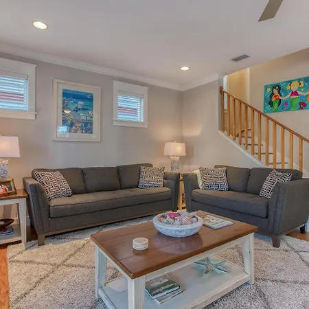50 Yards To The Seacrest Lagoon Pool, Walking Distance To The Beach!